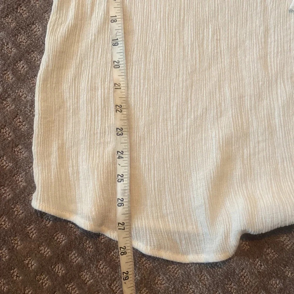 🎀 Soft beige romantic top 🎀
BIN # 1 - Picture 6 of 8